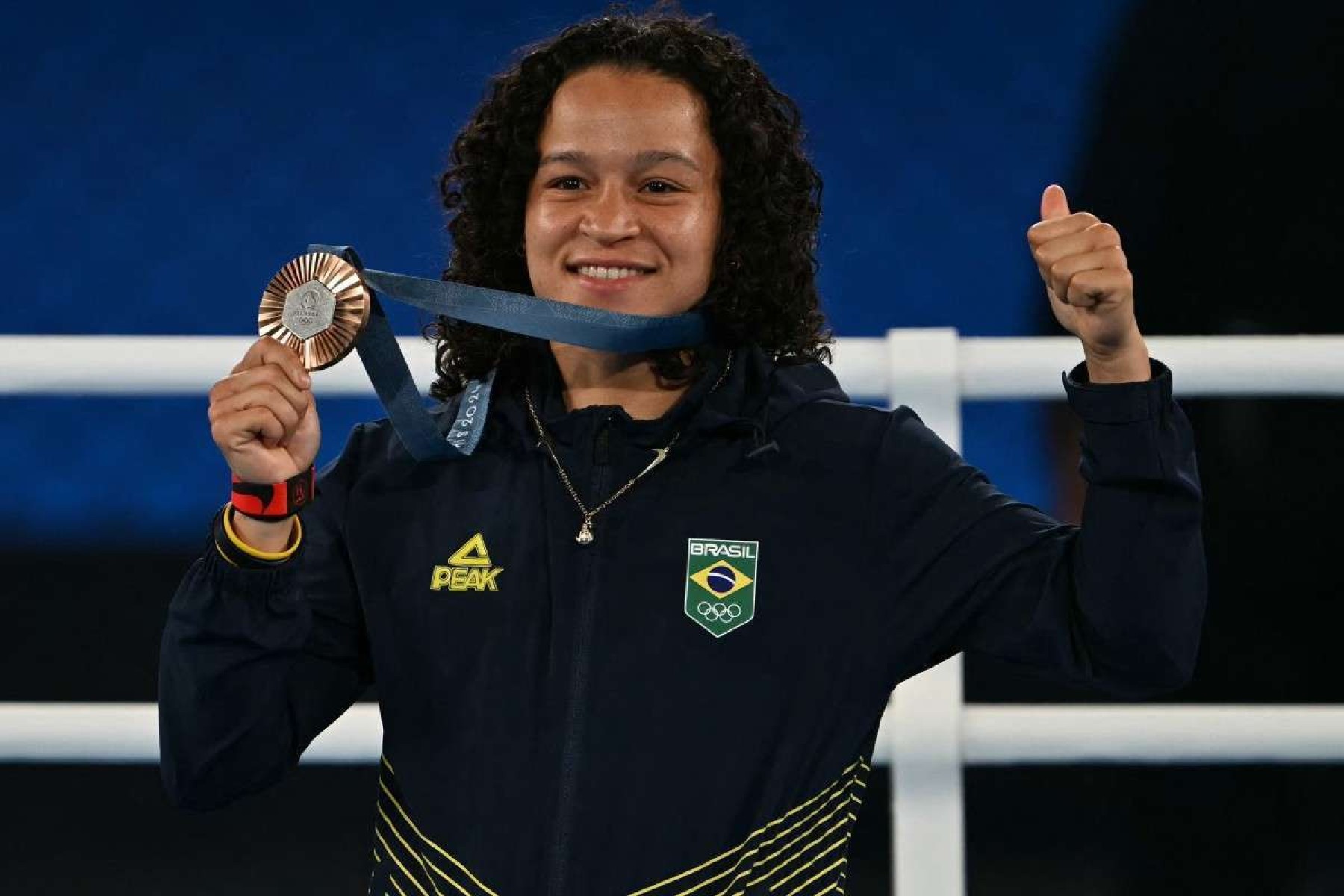 A brasileira Beatriz Iasmin Soares Ferreira, medalhista de bronze, comemora no pódio durante a cerimônia de entrega de medalhas da categoria final do boxe até 60kg feminino durante os Jogos Olímpicos de Paris 2024, no Estádio Roland-Garros, em Paris, em 6 de agosto de 2024.