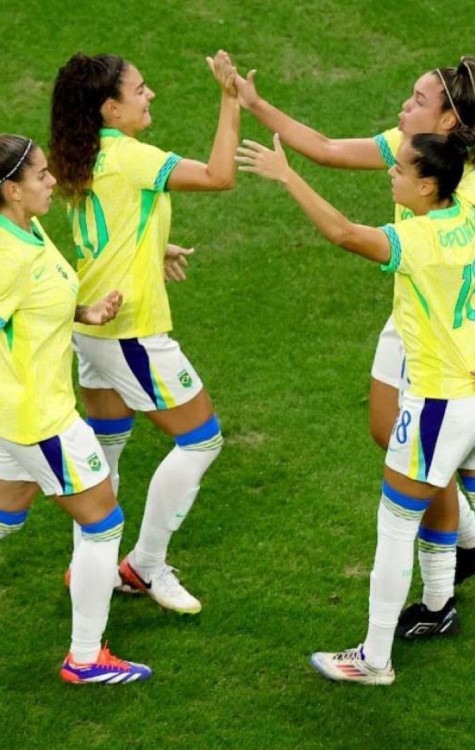 Jogadoras do Brasil comemoram após gol contra da Espanha na semifinal de futebol feminino -  (crédito: Clement MAHOUDEAU / AFP)