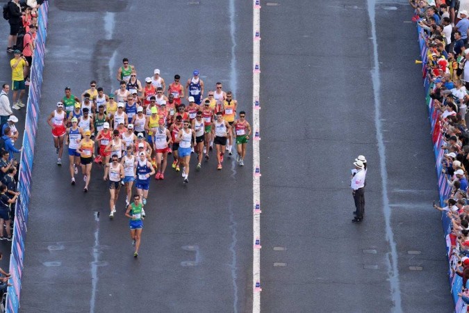 Atletas competem na marcha atlética masculina de 20 km nos Jogos Olímpicos Paris 2024 -  (crédito: David Ramos / POOL / AFP)