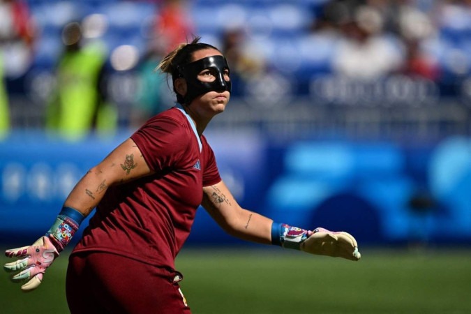 Goleira da Espanha Cata Coll usando a máscara durante o jogo contra o Brasil   -  (crédito: Arnaud FINISTRE / AFP)