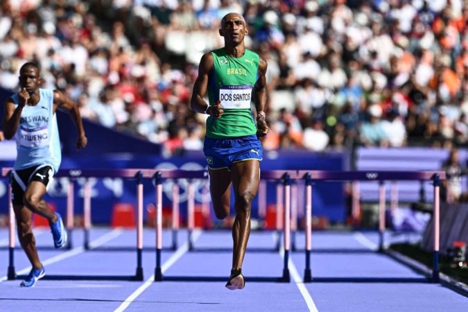  Brazil's Alison Dos Santos competes in the men's 400m hurdles heat of the athletics event at the Paris 2024 Olympic Games at Stade de France in Saint-Denis, north of Paris, on August 5, 2024. (Photo by Jewel SAMAD / AFP)
       -  (crédito:  AFP)