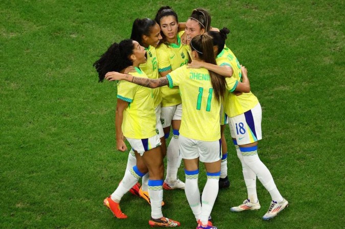 Jogadoras brasileiras comemoram após gol contra da Espanha na semifinal de futebol feminino entre Brasil e Espanha durante os Jogos Olímpicos de Paris 2024, no Estádio de Marselha, em Marselha, em 6 de agosto de 2024.  -  (crédito: Clement MAHOUDEAU / AFP)