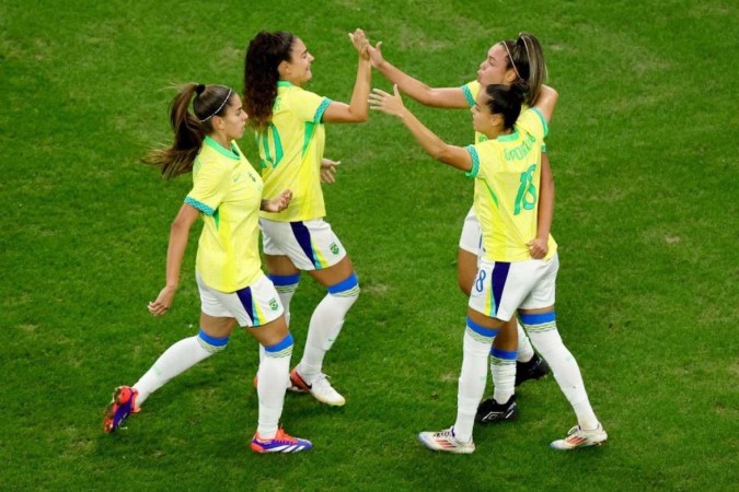 Jogadoras do Brasil comemoram após gol contra da Espanha na semifinal de futebol feminino -  (crédito: Clement MAHOUDEAU / AFP)