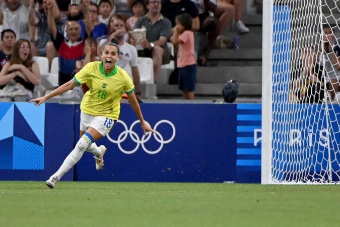 A atacante brasileira nº 18 Gabi Portilho comemora após marcar o segundo gol de seu time na semifinal de futebol feminino entre Brasil e Espanha durante os Jogos Olímpicos de Paris 2024, no Estádio de Marselha, em Marselha, em 6 de agosto de 2024 -  (crédito: Sylvain THOMAS / AFP)