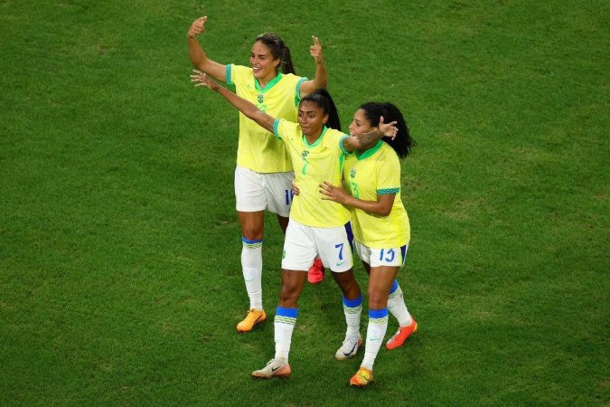 Como jogam um esporte coletivo, as atletas da seleção vão receber uma quantia entre R$ 630 mil e R$ 1,05 milhão, para dividir entre elas, dependendo da cor da medalha -  (crédito: Clement MAHOUDEAU/AFP)