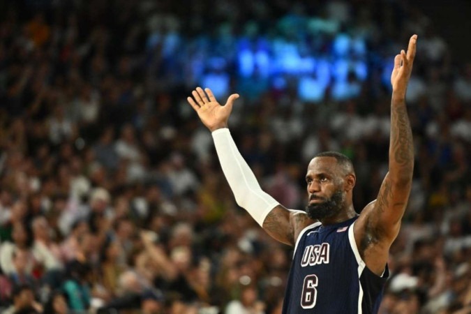 O número 06 dos EUA, LeBron James, gesticula na partida de basquete masculino das quartas de final entre Brasil e EUA durante os Jogos Olímpicos de Paris 2024 -  (crédito: Aris MESSINIS / AFP)