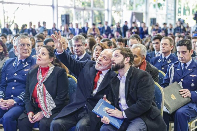 Lula com o presidente chileno, Gabriel Boric, no lançamento da pedra fundamental do Centro Espacial Nacional, em Santiago -  (crédito:  Ricardo Stuckert / PR)