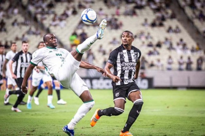 Lanterna Guarani, de branco, vai até Fortaleza e luta muito. Mas perde para o Ceará, que se aproxima do G4 -  (crédito: Foto: Gabriel Silva/Ceará)