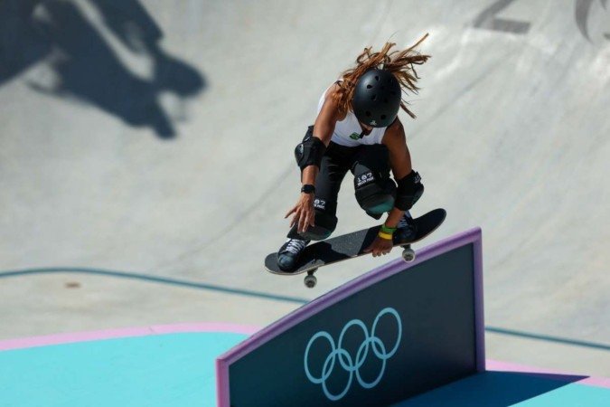 A brasileira Dora Varella na final do skate park feminino durante os Jogos Olímpicos de Paris 2024, no La Concorde, em Paris, em 6 de agosto de 2024.