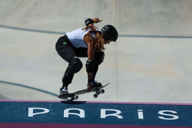 A brasileira Dora Varella na final do skate park feminino durante os Jogos Olímpicos de Paris 2024, no La Concorde, em Paris, em 6 de agosto de 2024.