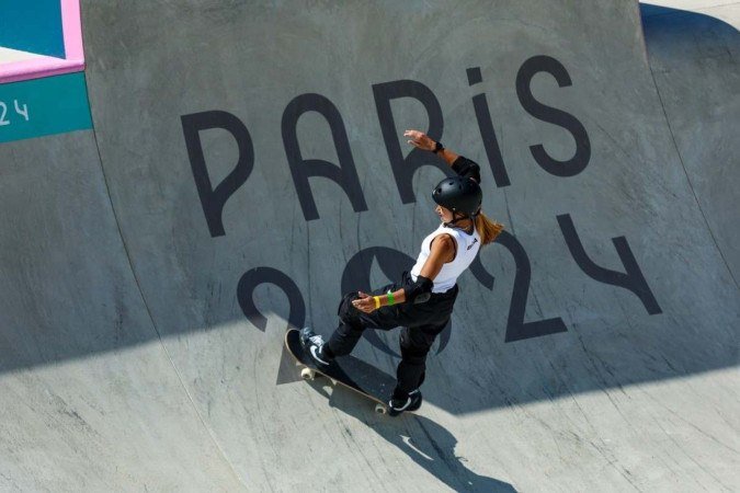 A brasileira Dora Varella na final do skate park feminino durante os Jogos Olímpicos de Paris 2024, no La Concorde, em Paris, em 6 de agosto de 2024.