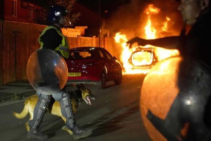 Polícia e manifestantes entraram em confronto em meio a protestos organizados pela direita -  (crédito: Reuters)