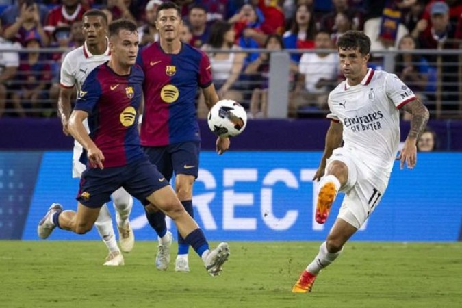 Fera do Milan, Pulisic (de branco) é marcado de perto por Casado, do Barcelona. Clássico, nos EUA, termina 2 a 2. Mas milanistas vencem nos pênaltis -  (crédito: Foto: Samuel Corum/ AFP via Getty Images)