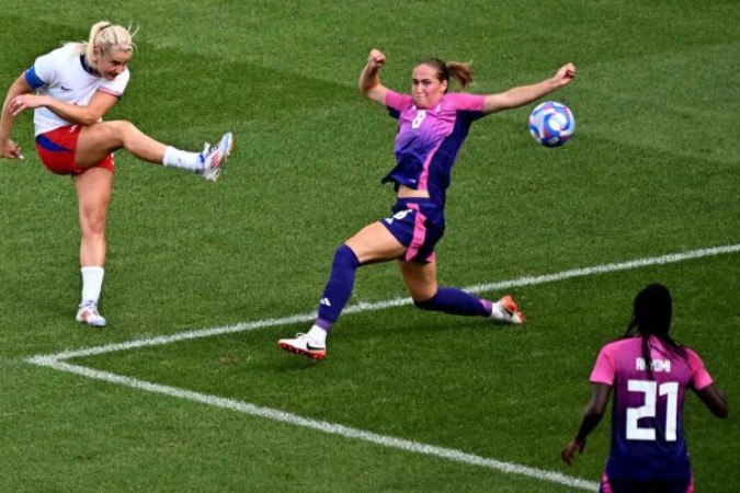 EUA e Alemanha fizeram jogo duro por vaga na final da Olimpíada -  (crédito: Foto: ARNAUD FINISTRE/AFP via Getty Images)