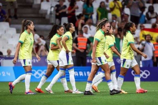 Jogadoras do Brasil celebram classificação para a final dos Jogos Olímpicos  -  (crédito: Foto: Sylvain Thomas/AFP via Getty Images)