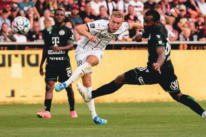 Jogadores de Midtjylland e Ferencváros em disputa de bola na Terceira pré-eliminatória -  (crédito: Foto: Divulgação/Midtjylland)