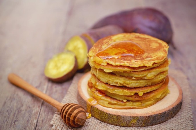 Panqueca de batata-doce com mel (Imagem: Mamsizz | Shutterstock) -  (crédito: Edicase)