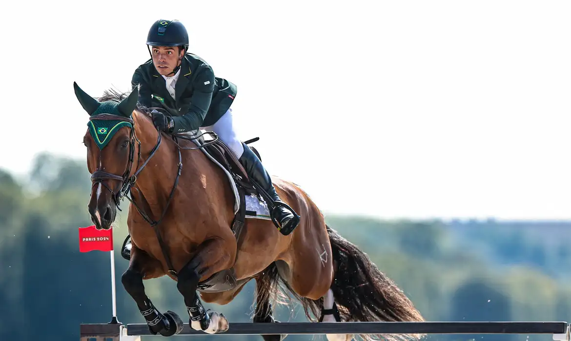 Stephan Barcha é quinto no concurso de saltos do hipismo em Paris -  (crédito: EBC)