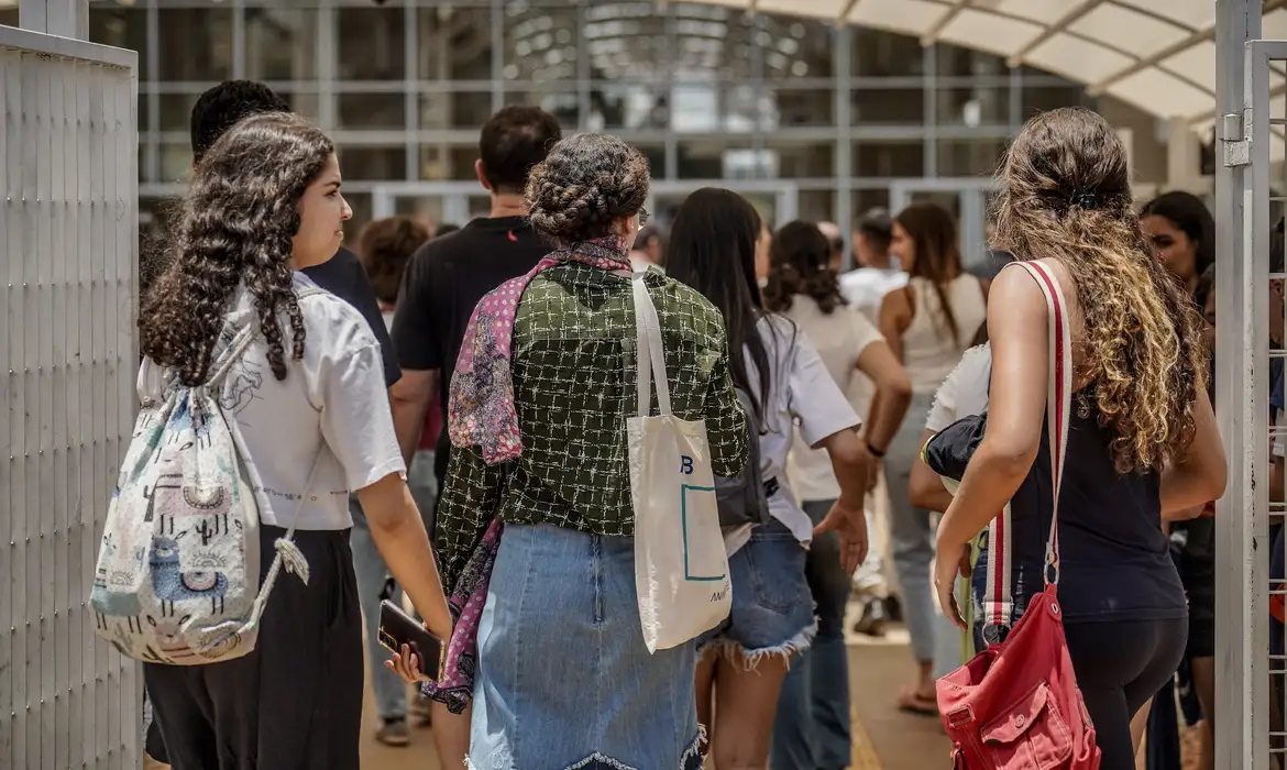 Sete a cada dez estudantes usam IA na rotina de estudos  -  (crédito: EBC)