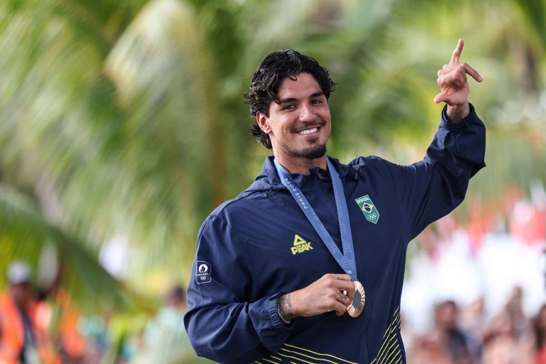 2024.08.05 - Jogos Olímpicos Paris 2024 - Tahiti - Surf Masculino - O atleta brasileiro Gabriel Medina recebe a medalha de bronze na final olímpica. Foto: William Lucas/COB.      