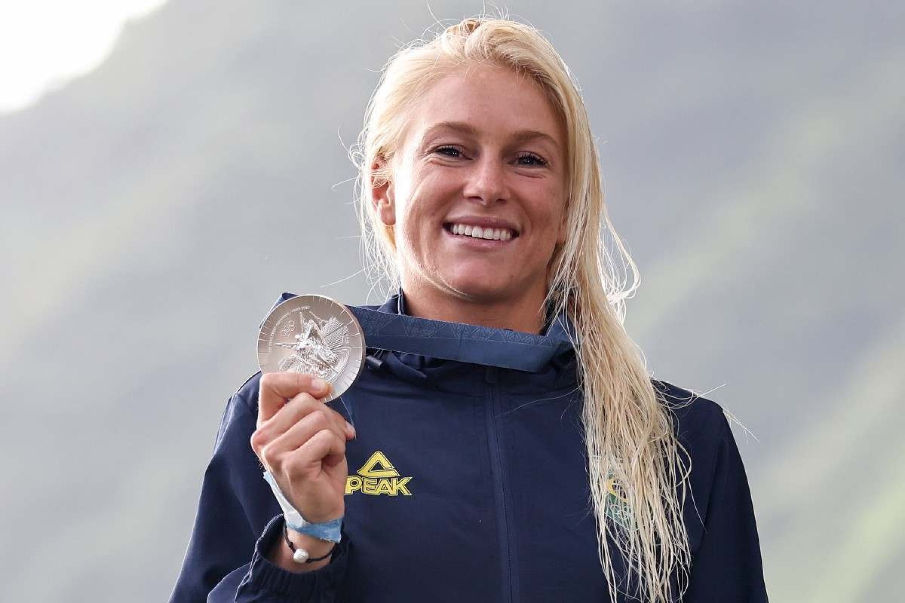 2024.08.05 - Jogos Olímpicos Paris 2024 - Tahiti - Surf Feminino -A surfista brasileira Tatiana Weston-Webb recebe a medalha de prata. Foto: William Lucas/COB.      