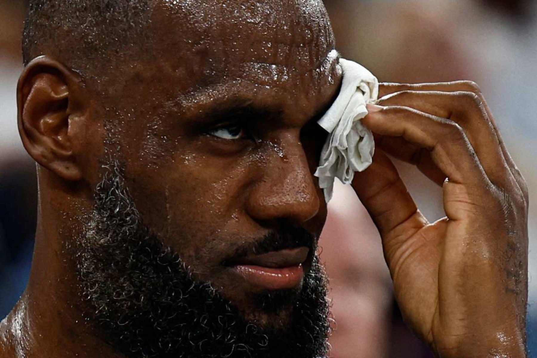 LeBron James leva quatro pontos no rosto após cotovelada em EUA x Brasil