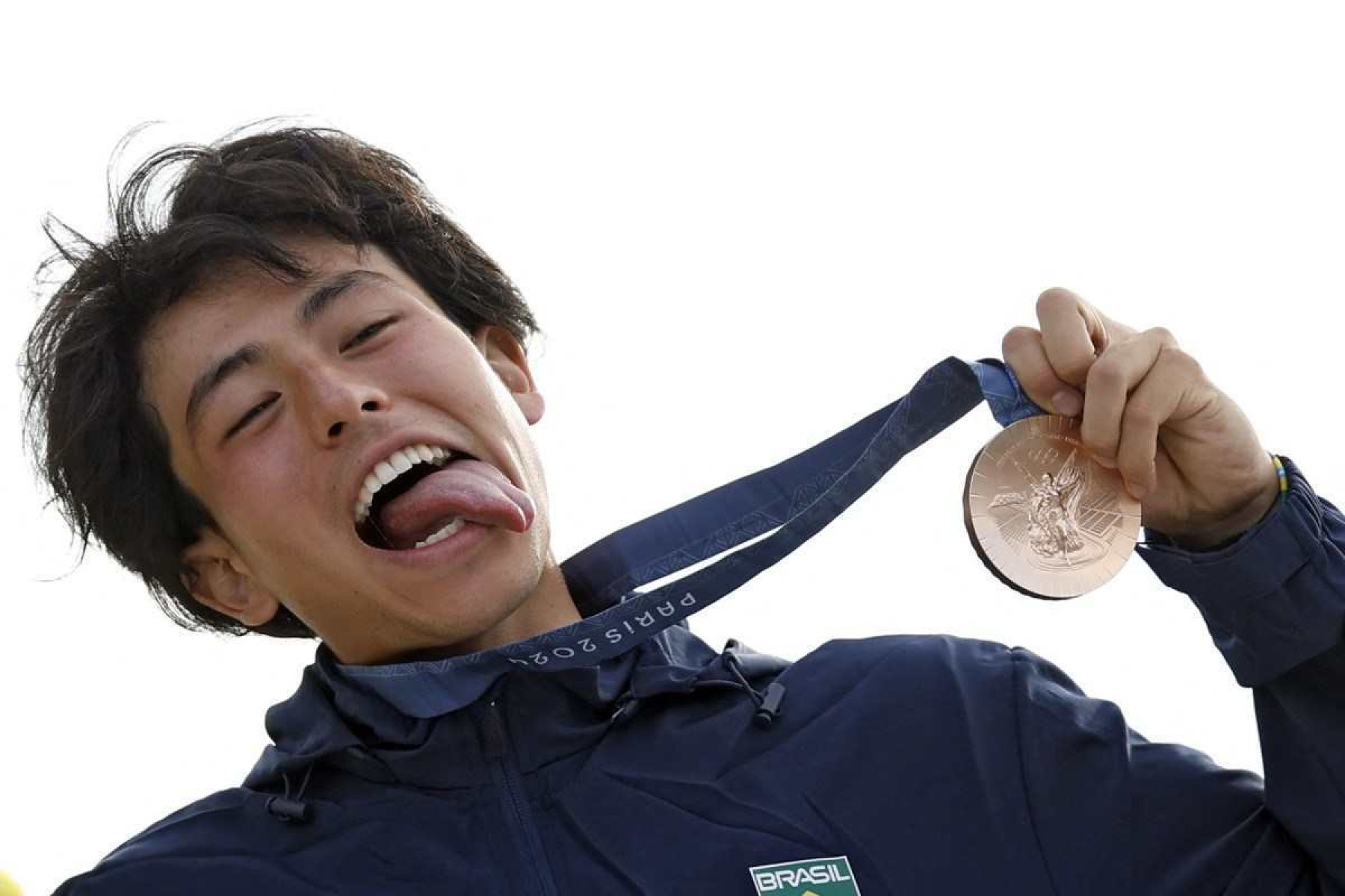 O brasileiro Augusto Akio, medalhista de bronze, posa durante a cerimônia do pódio da final do skate masculino nos Jogos Olímpicos de Paris 2024, no La Concorde, em Paris, em 7 de agosto de 2024.      