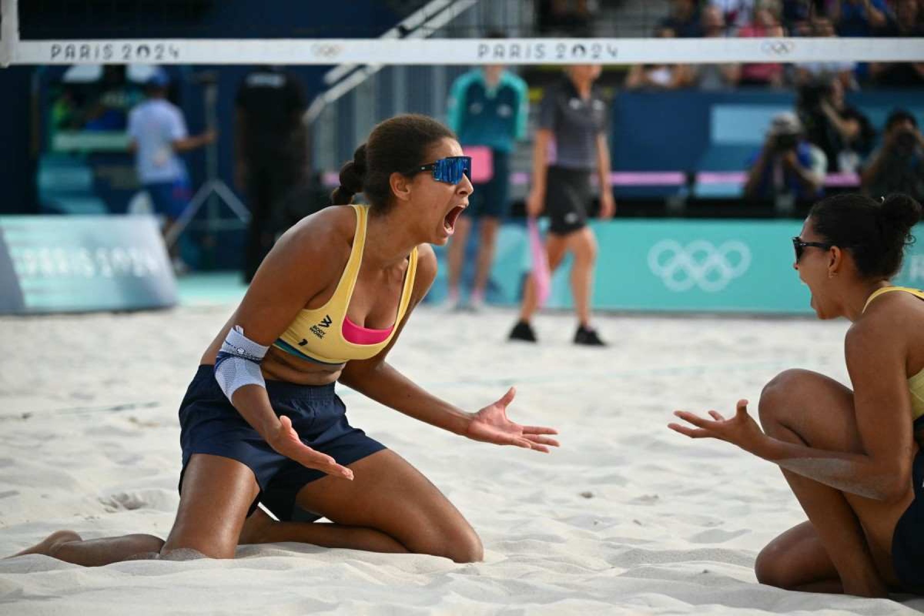 Ana Patrícia e Duda viram sobre letãs e vão às semis no vôlei de praia