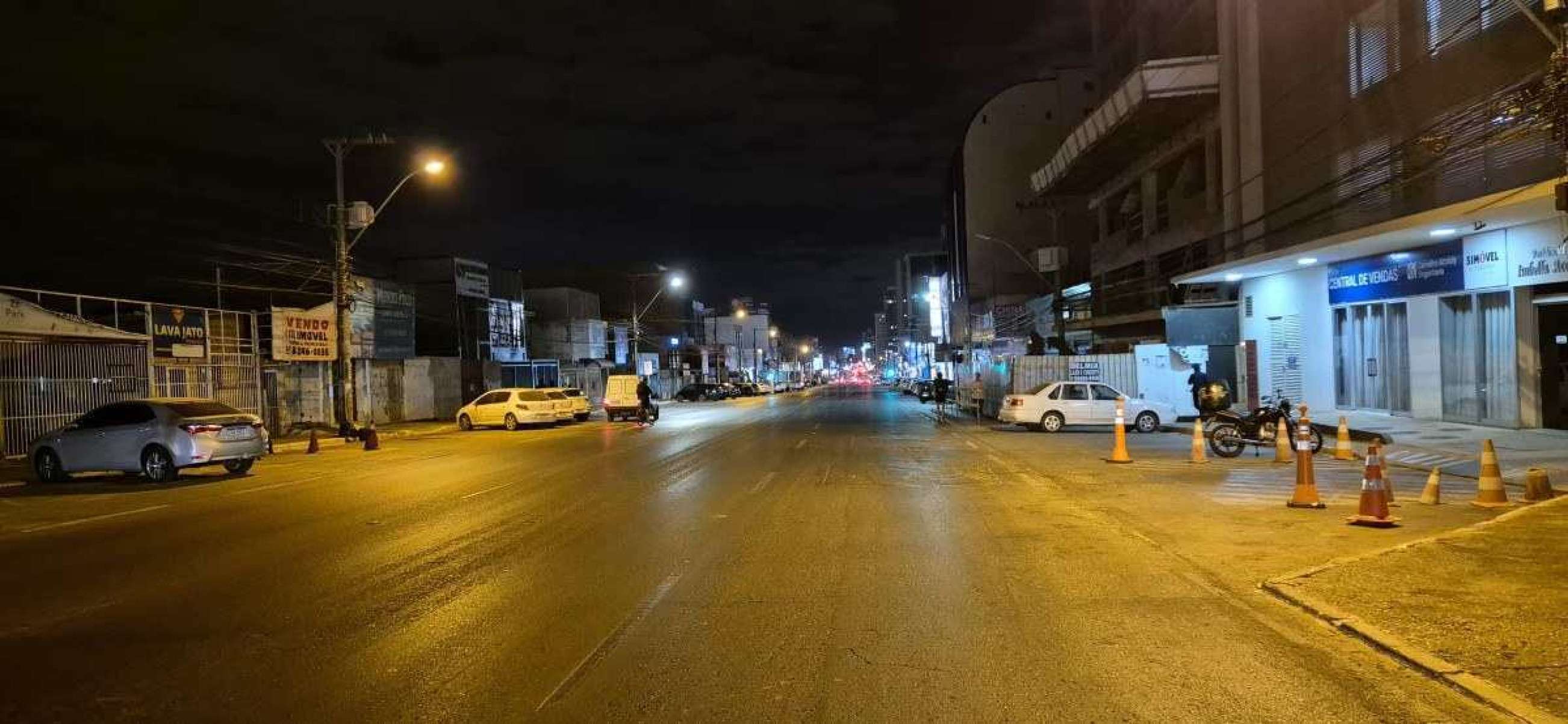 Avenida comercial de Taguatinga Norte à noite