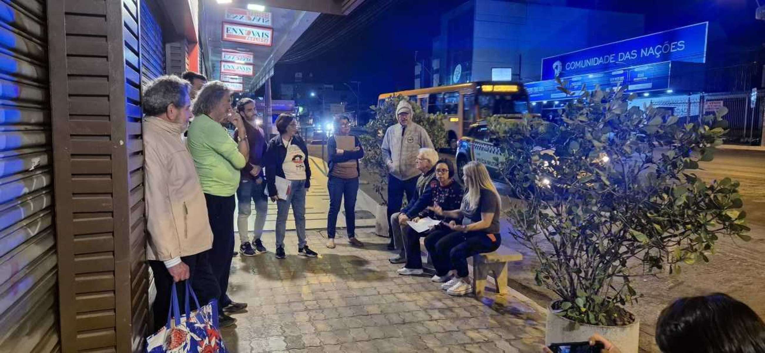 Participantes da caminhada noturna pela Av. Comercial de Taguatinga Norte reunidos conversando