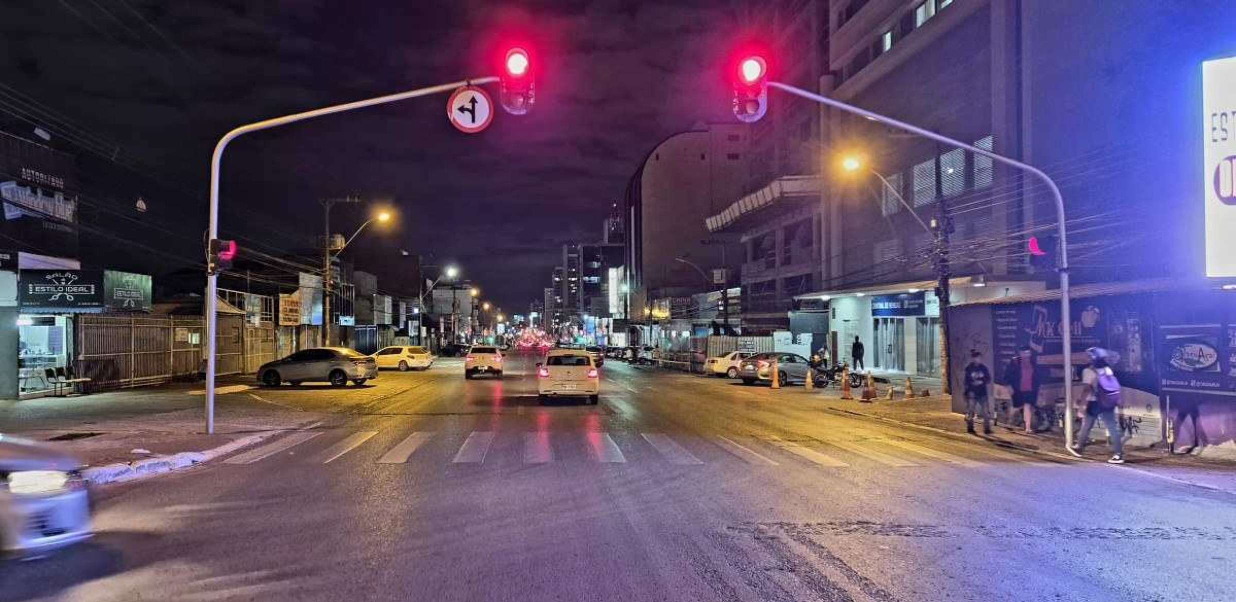 Avenida comercial de Taguatinga Norte à noite