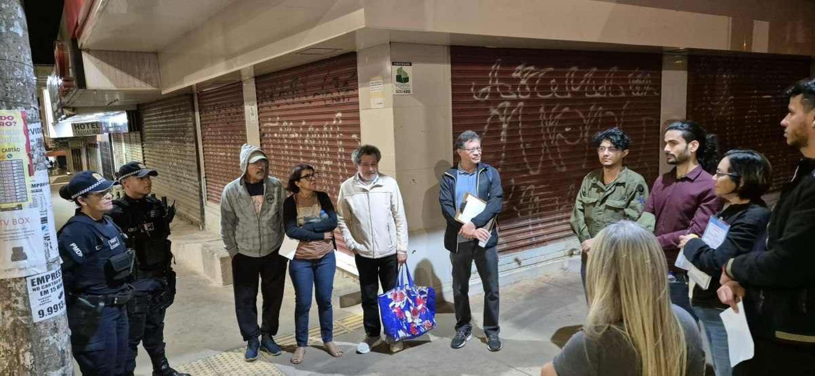 Participantes da caminhada noturna pela Av. Comercial de Taguatinga Norte junto de agentes da Polícia Militar do Distrito Federal