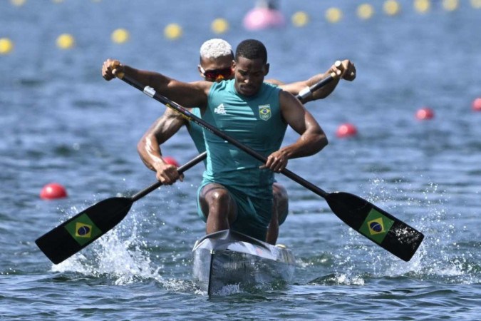 A dupla Isaquias Queiroz e Jack Godman fechou a semifinal 1 com a terceira melhor marca: 1min39s95. -  (crédito:  AFP)