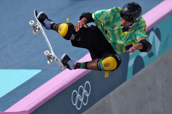 O brasileiro Augusto Akio conquistou a medalha de bronze para o Brasil no skate park -  (crédito: Franck FIFE / AFP)