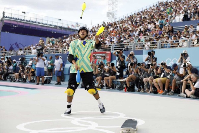 O brasileiro Augusto Akio faz malabarismos enquanto comemora a conquista da medalha de bronze ao final da final do skate masculino nos Jogos Olímpicos de Paris 2024
       -  (crédito: Odd ANDERSEN / AFP)