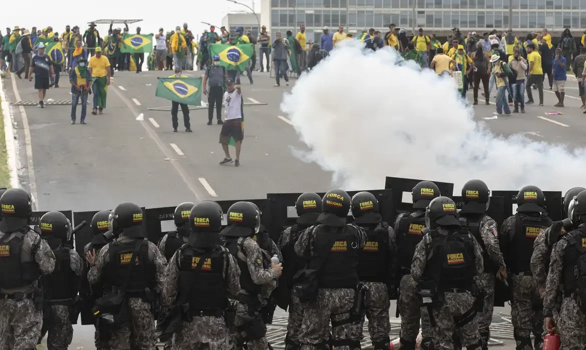 AGU cobra R$ 56 milhões de cinco condenados pelos atos golpistas - (crédito: EBC) AGU cobra R$ 56 milhões de cinco condenados pelos atos golpistas - (crédito: EBC)