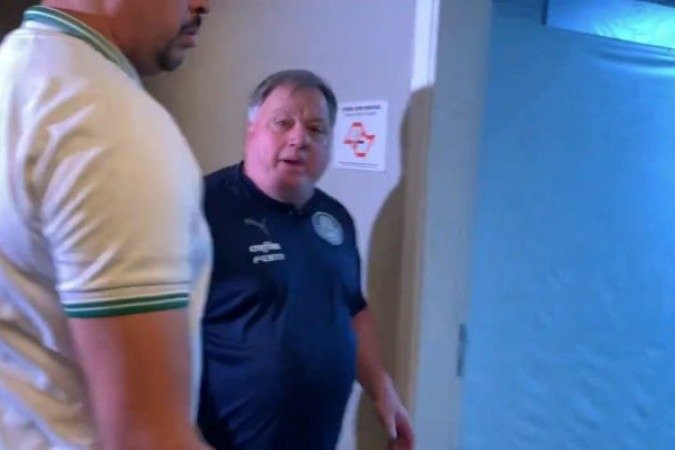 Anderson Barros, diretor de futebol do Palmeiras, muito irritado e afirmando ter sido ameaçado por alguém da CBF no Allianz -  (crédito: Foto: reprodução rede social X)