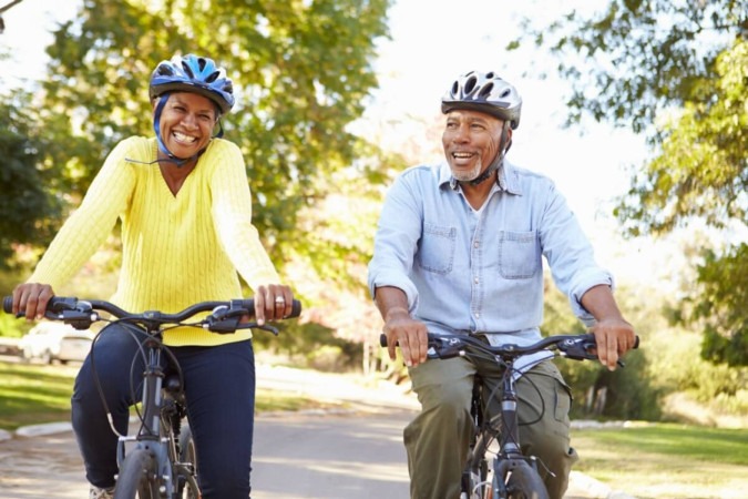 Andar de bicicleta ajuda a manter os joelhos saudáveis (Imagem: Monkey Business Im | Shutterstock)  -  (crédito: EdiCase)