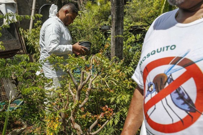 Equipes da Zoonoses combatem focos do mosquito. Somente em 2024, foram registrados 6,4 milhões de casos da doença -  (crédito: Paulo Pinto/Agência Brasil)