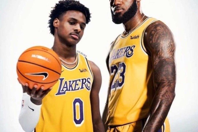 Lebron e Bronny James vestindo o uniforme do Los Angeles Lakers.