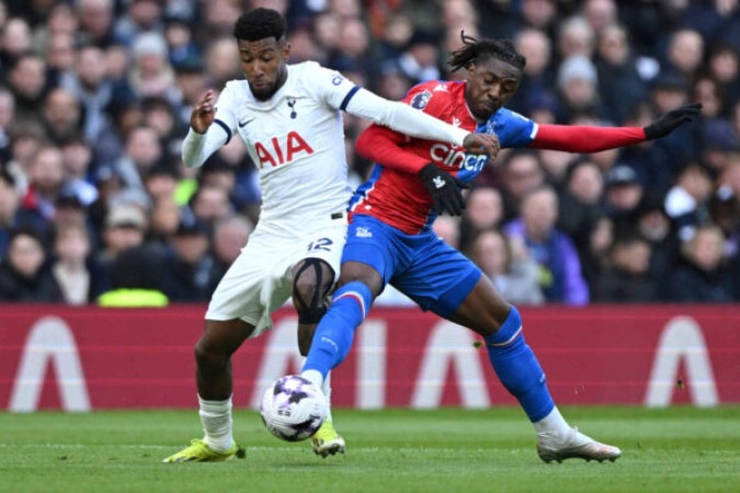 Emerson Royal em ação com a camisa do Tottenham -  (crédito: - Foto: Justin Tallis/AFP via Getty Images)