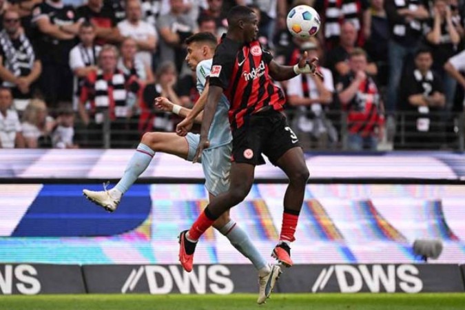 Willian Pacho em ação com a camisa do Eintracht Frankfurt  -  (crédito:  - Foto: Kirill Kudryavtsev/AFP via Getty Images)