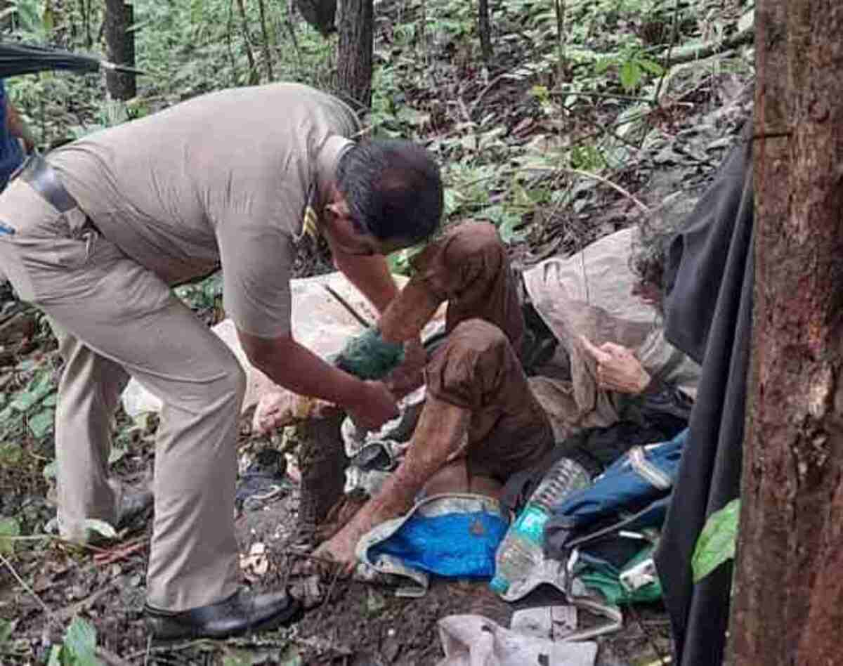 Mulher encontrada acorrentada em floresta na Índia teria se prendido sozinha após surto	 -  (crédito: Reprodução/X)