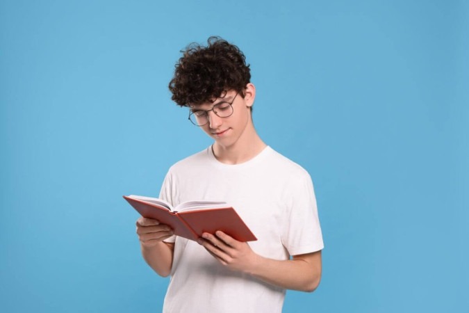 Livros juvenis trazem experiências e percepções que enriquecem o repertório para a redação (Imagem: New Africa | Shutterstock)  -  (crédito: EdiCase)