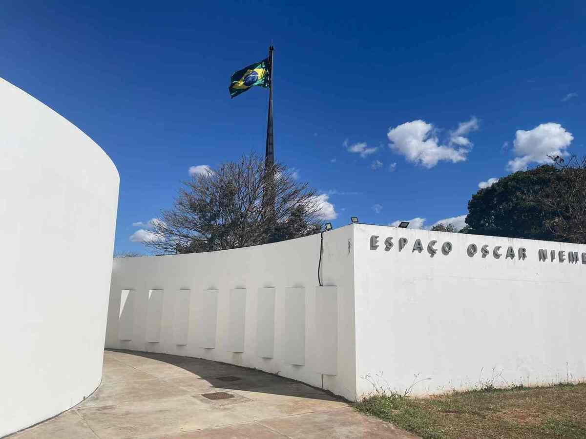 Espaço Oscar Niemeyer homenageia o arquiteto com exposições de arte