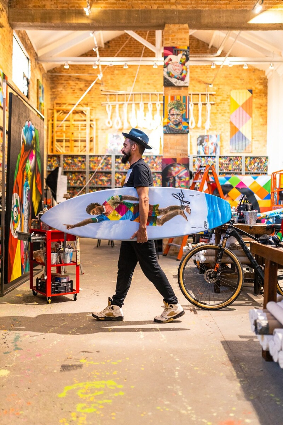 Pela primeira vez pintando uma prancha de surfe, Kobra produziu a peça em menos de dois dias. A ideia veio após atleta apontar para o céu ao cravar uma manobra importante.