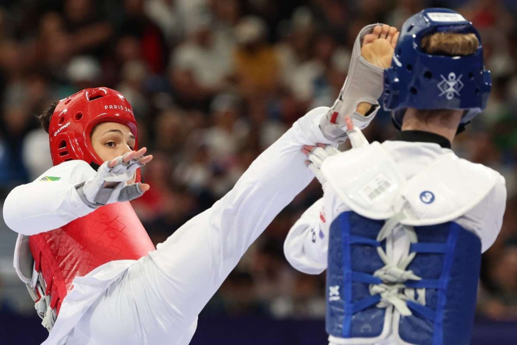 Maria Clara Pacheco vence e garante vaga nas quartas no taekwondo