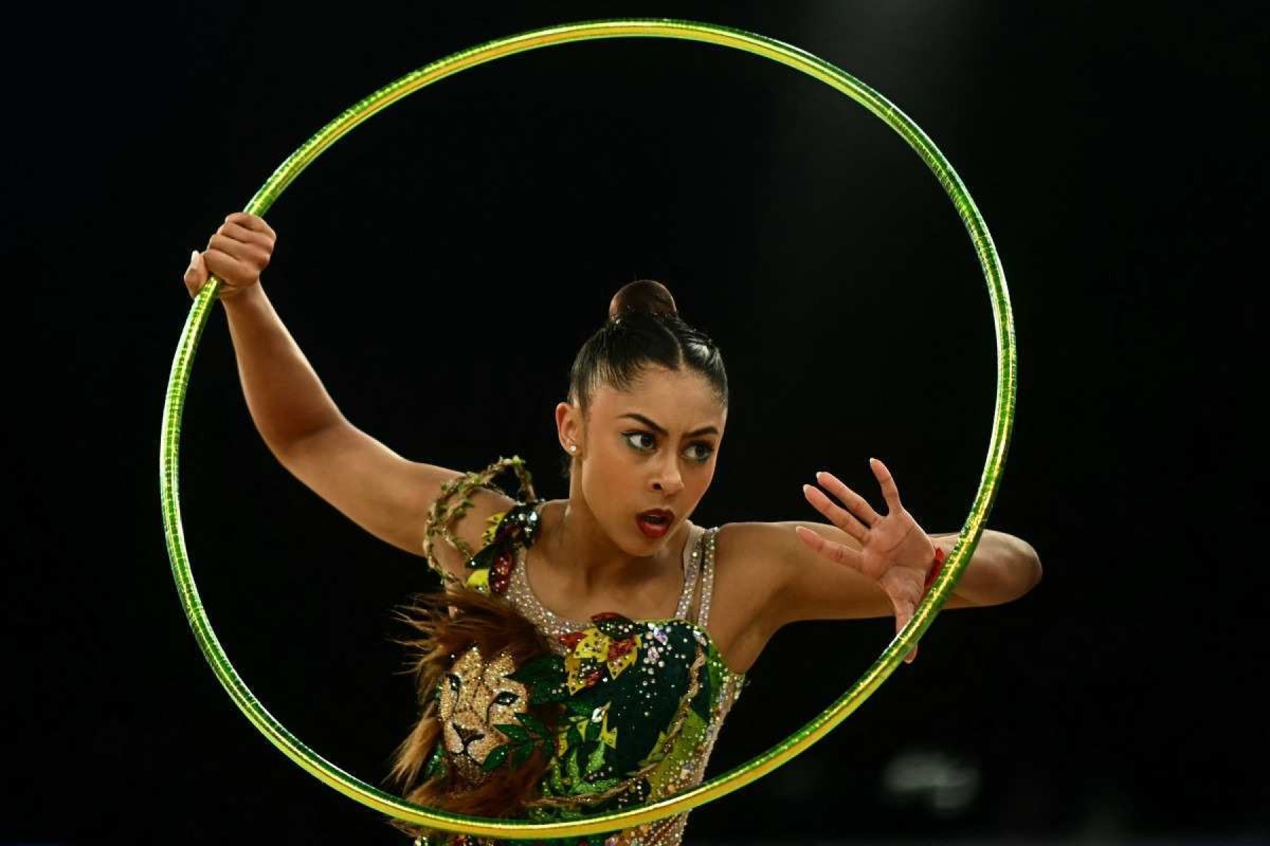 A brasileira Bárbara Domingos se apresenta com o arco enquanto compete na qualificação individual geral da ginástica rítmica durante os Jogos Olímpicos de Paris 2024, na Arena Porte de la Chapelle, em Paris, em 8 de agosto de 2024.
