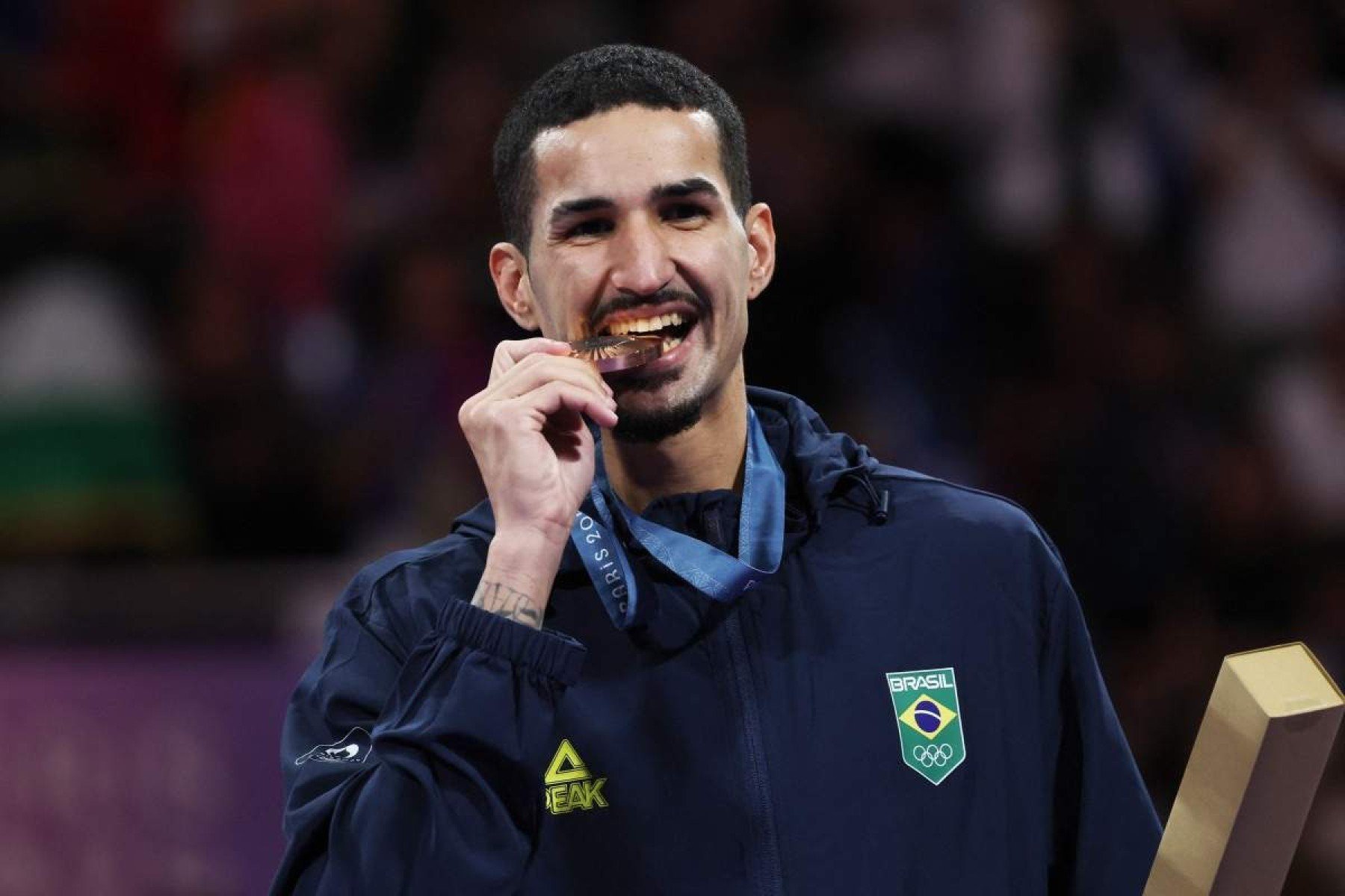 O brasileiro Edival Pontes, medalhista de bronze, comemora no pódio durante a cerimônia de medalhas da competição masculina de taekwondo até 68kg dos Jogos Olímpicos de Paris 2024, no Grand Palais, em Paris, em 8 de agosto de 2024. 