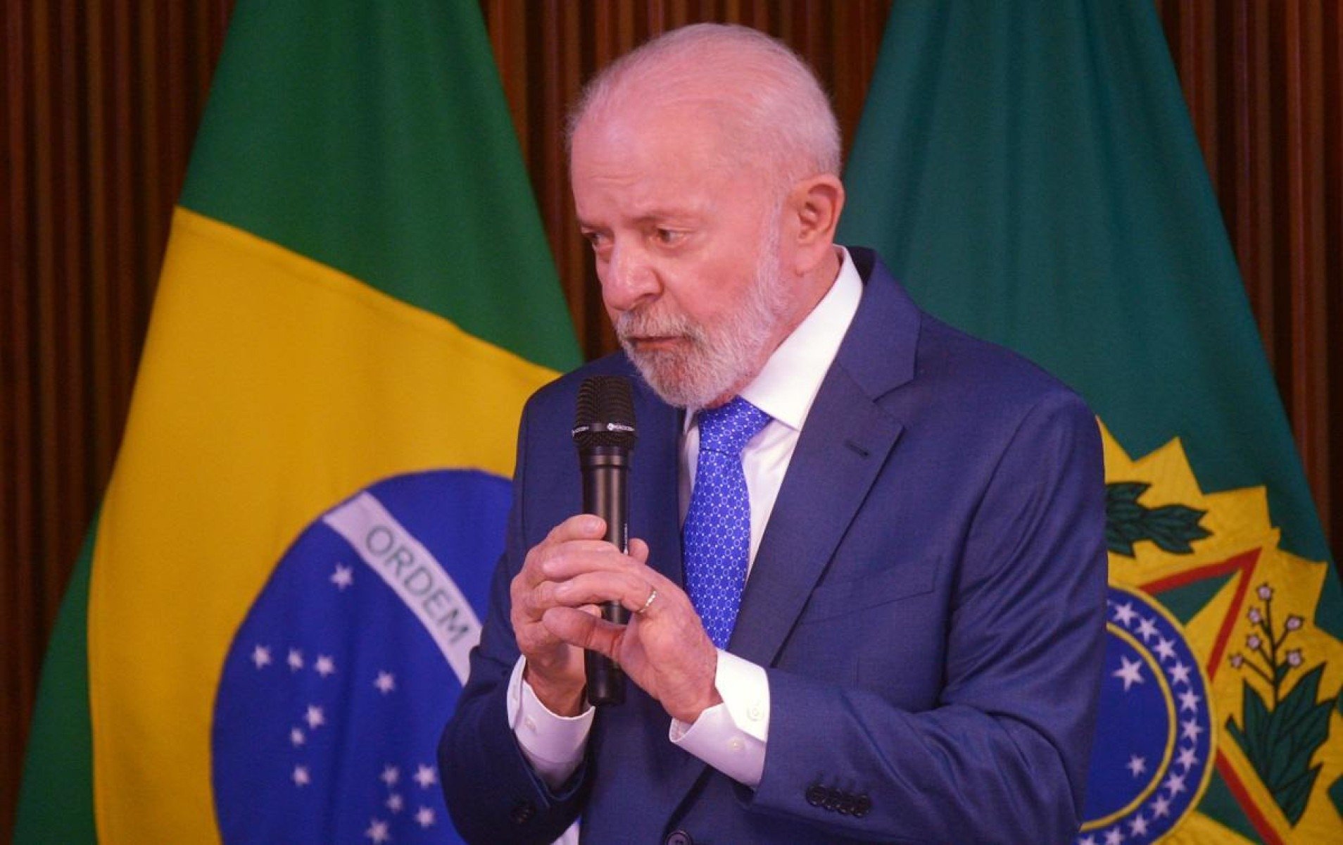 Lula diz que ministros não devem fazer portaria sem passar pela Casa Civil Lula diz que ministros não devem fazer portaria sem passar pela Casa Civil